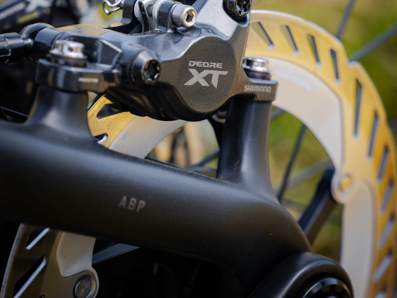 Shimano XT Di2: El cambio electrónico llega al MTB sin cables y sin límites