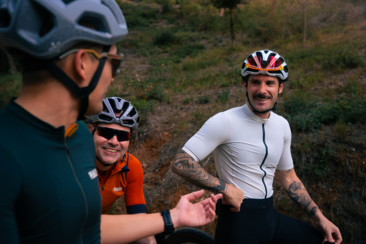 Vive el verano sobre ruedas con la mejor ropa de ciclismo