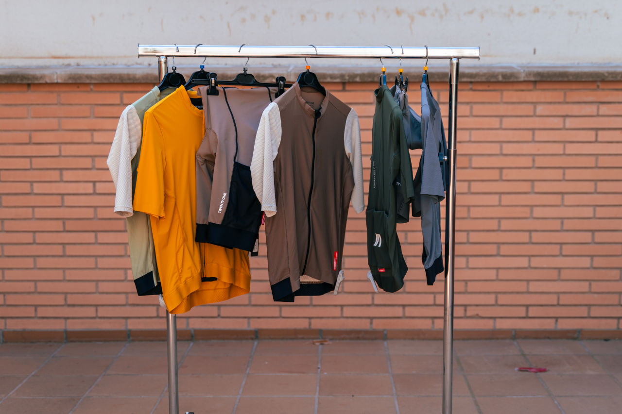 Vive el verano sobre ruedas con la mejor ropa de ciclismo