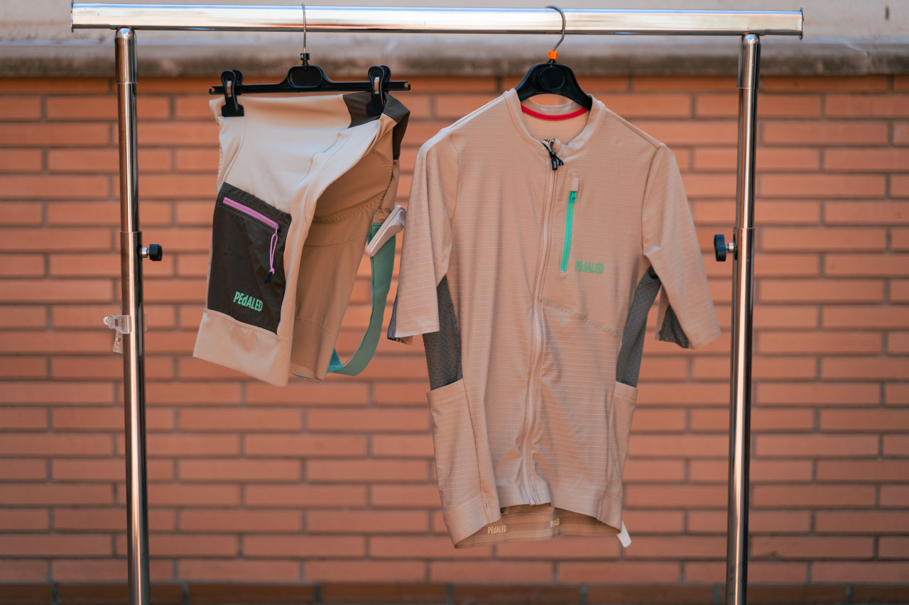 Vive el verano sobre ruedas con la mejor ropa de ciclismo