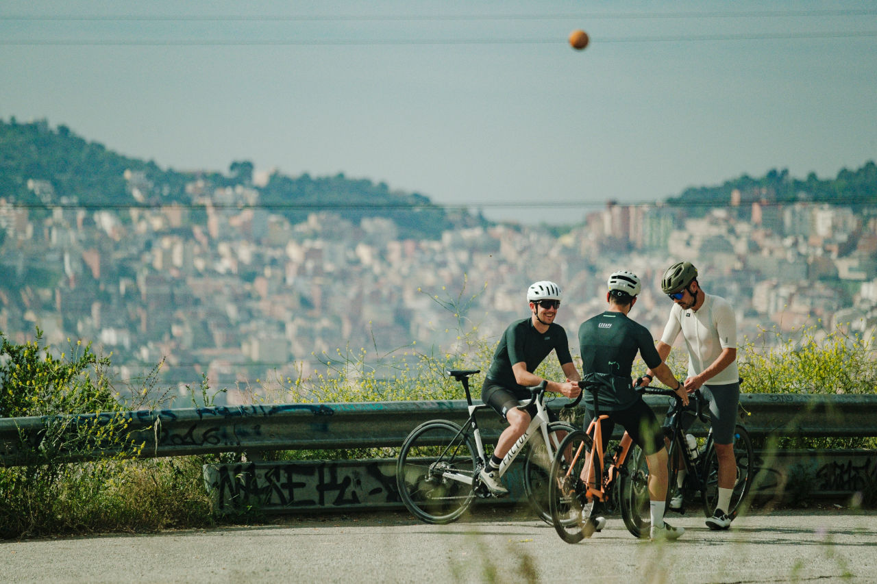Vive el verano sobre ruedas con la mejor ropa de ciclismo