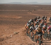 Etapa 4 - Skoda Titan Desert Morocco 2022.

Superamos el ecuador de Skoda Titan Desert Morocco y llegamos al Erg Chebbi. La dureza se ha cebado con todos los ciclistas y las caras de fatiga nos muestran el paso de las etapas, el calor y los kilómetros en el desierto. 

La Titan Desert es única por su entorno, pero también por la vida que disfrutamos en el campamento. 

¿Tus ganas de pedalear en el desierto siguen subiendo?

📸 @pabloboschg 

#Escapa #TitanDesert2022 #Probike #MTB #Bici #bicicleta #cycling #cyclist