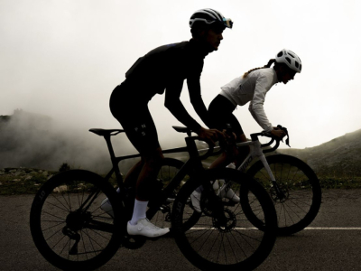 Ciclismo y salud mental: cómo pedalear mejora tu bienestar emocional