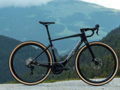 Megamo Upon: la e-road con motor Avinox que redefine la experiencia en carretera