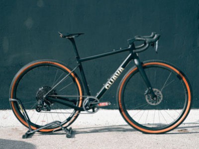 Comparatif des vélos Gravel : Biciescapa avec gravier et asphalte !